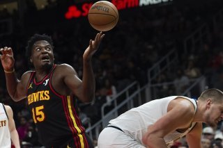 Clint Capela (no 15) au duel avec Nikola Jokic. KEYSTONE/AP/John Bazemore
